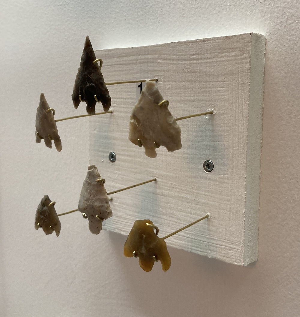 Arrowheads in their mounts