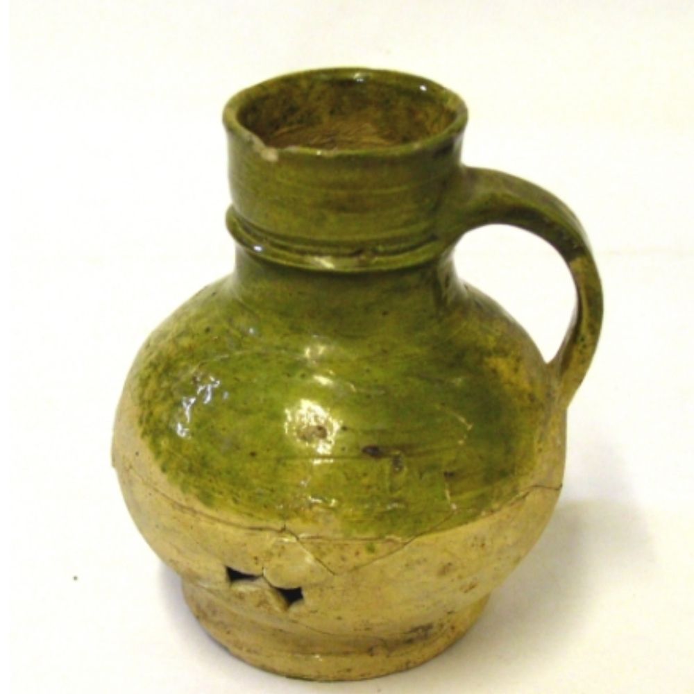 Tudor green pot