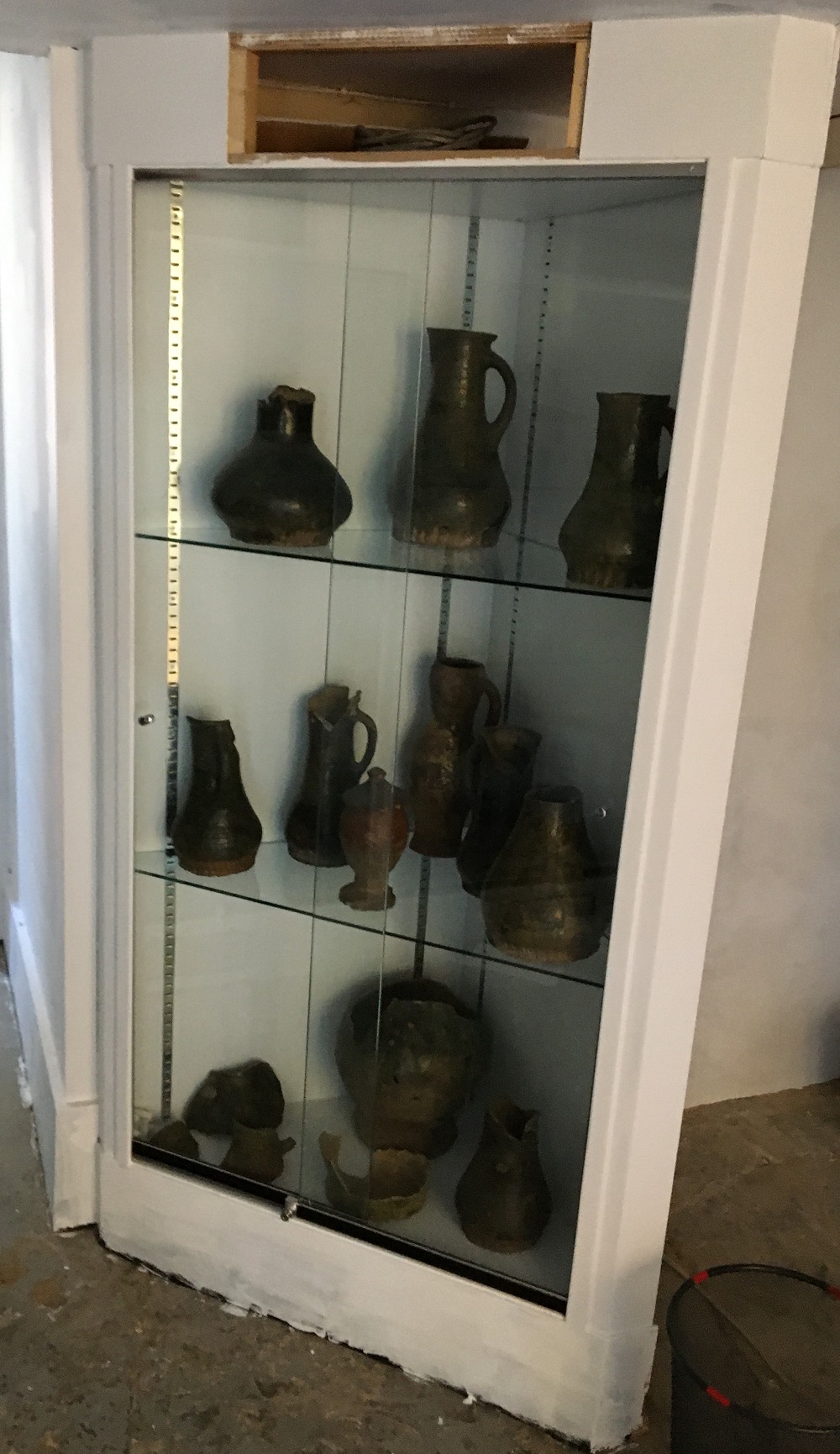 A cabinet of medieval pottery from the Horsham Hoard collection
