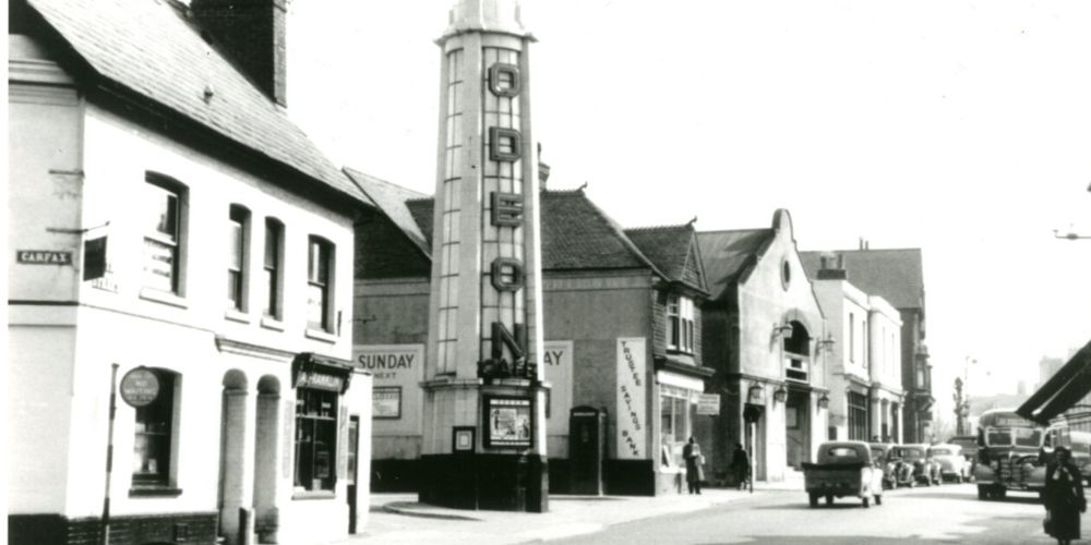 A black and white photo of Horsham when the Odeon cinema was in the Carfax