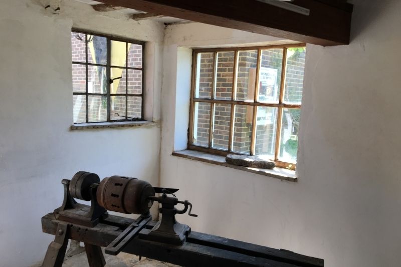 The black saddlery has been transformed by the coat of white paint. The dark colours of the exhibits and the original beams look even more striking against the bright white